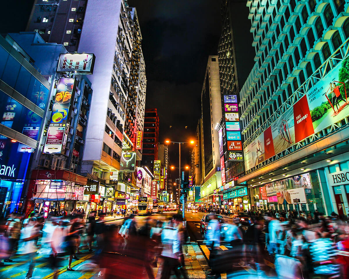 Persone in strada di notte a Hong Kong