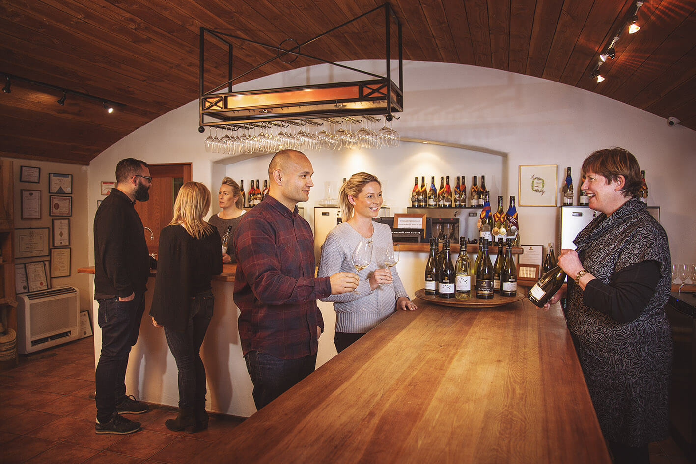 Accoglienza di enoturisti in una cantina con degustazione di vino