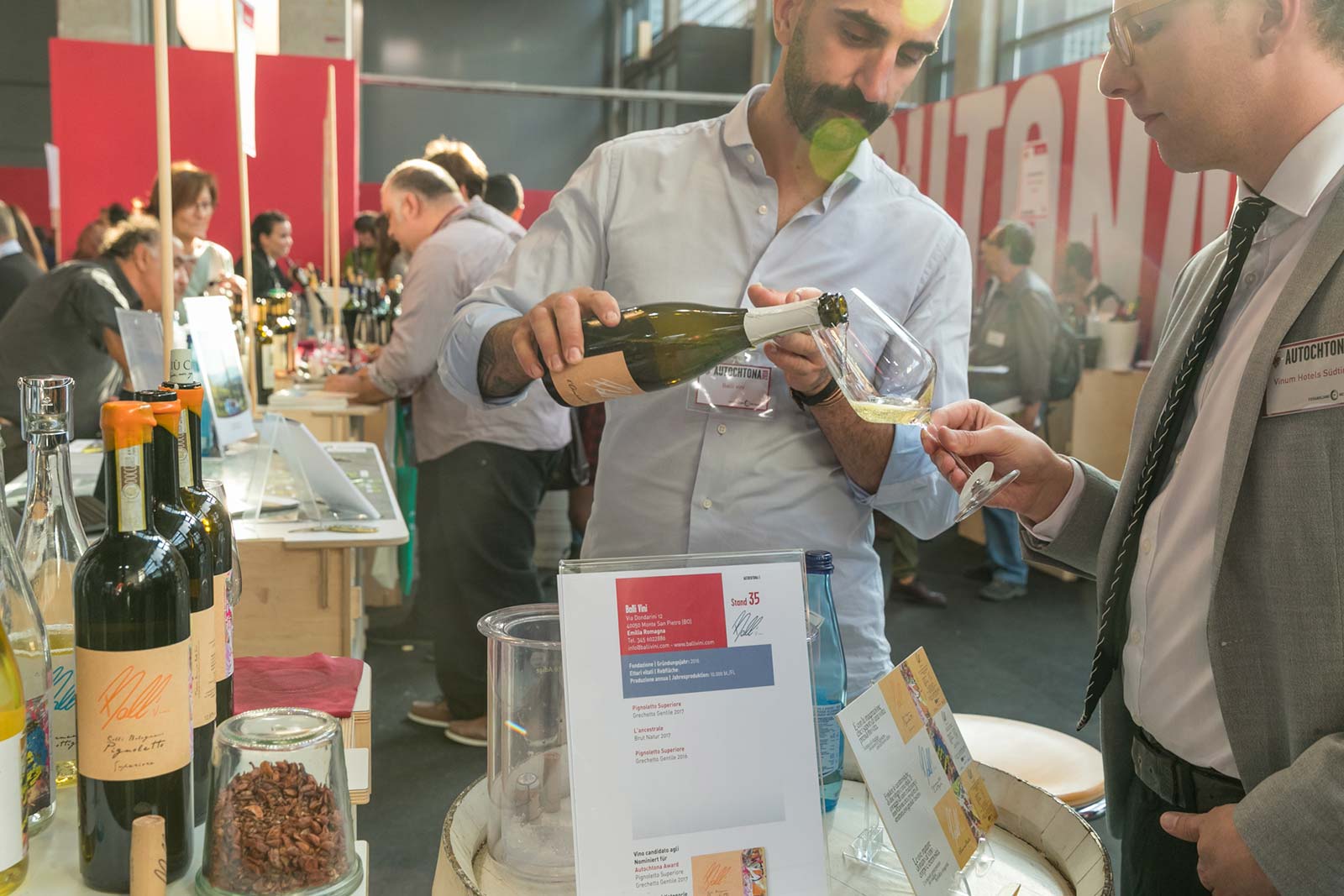 Degustazione di vino alla fiera Autochtona di Bolzano