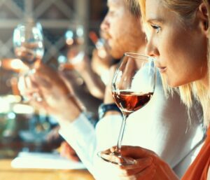 Frizzanti, aromatici, rosé e non solo. Come i vini italiani stanno conquistando il mercato francese. Ne parliamo con Annibale Fracasso di Torrepaduli
